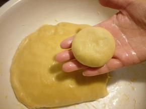 像包包子一样包好，封口朝下压扁