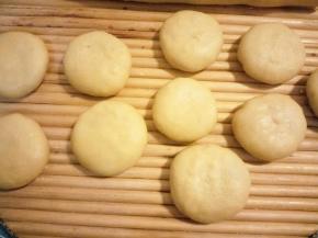 其余面团都趁热包好