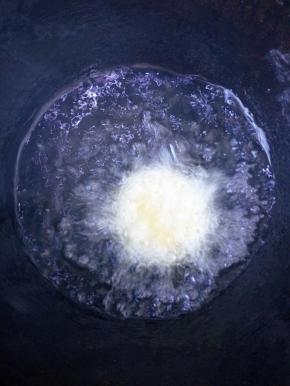 锅里倒适量油， 油温看筷子放入冒小泡即可，放入黄米糕小火炸至两面金黄，沥油出锅