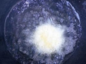 锅里倒适量油， 油温看筷子放入冒小泡即可，放入黄米糕小火炸至两面金黄，沥油出锅