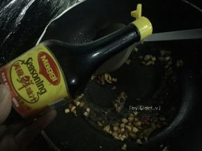 倒入适量美极鲜味汁烧开成酱汁
