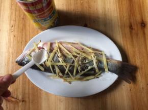 撒上1勺美极鲜鸡粉
