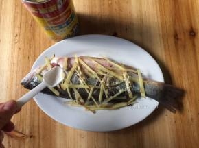 撒上1勺美极鲜鸡粉
