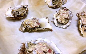 将洋葱培根酱放在蚝肉上