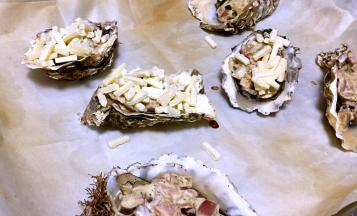 撒一层厚厚的马苏里拉芝士，进烤箱上层烤十分钟