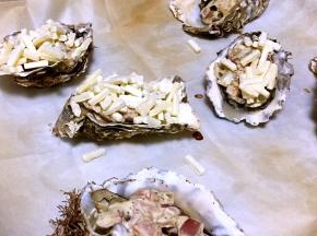 撒一层厚厚的马苏里拉芝士，进烤箱上层烤十分钟