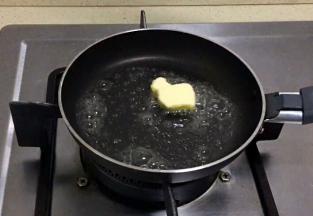 小火溶化黄油