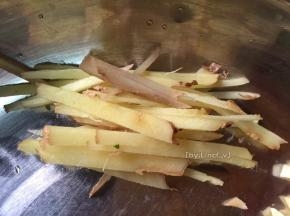 生姜洗净切成丝
