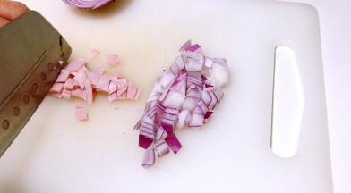 洋葱、培根切丁备用