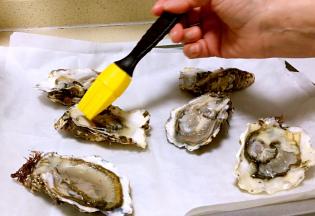 在生蚝表面刷一层玉米油，烤箱190度预热五分钟，烤十五分钟