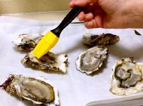 在生蚝表面刷一层玉米油，烤箱190度预热五分钟，烤十五分钟