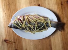 将鲈鱼洗净后放入盘中，放上姜丝
