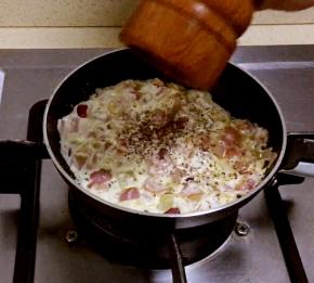 磨入黑胡椒碎，炒匀