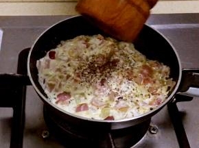 磨入黑胡椒碎，炒匀