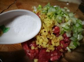 肉馅中加入葱花姜末和盐