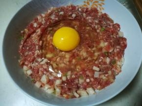 在中间打上一个鸡蛋