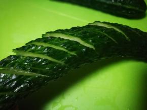 黄瓜翻个面切斜刀 也不要切断