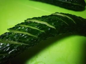 黄瓜翻个面切斜刀 也不要切断