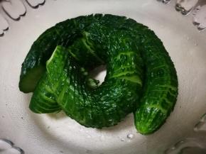 将黄瓜放入大碗