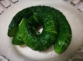 将黄瓜放入大碗