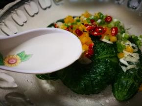 葱话蒜末辣椒碎倒入大碗中 加入白醋 拌匀