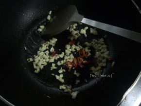 蒸鲈鱼时可另起一油锅，放入适量食用油加热，放入蒜蓉、小红辣椒爆香
