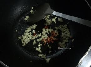 蒸鲈鱼时可另起一油锅，放入适量食用油加热，放入蒜蓉、小红辣椒爆香
