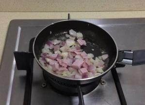 洋葱培根下锅翻炒至洋葱变为透明状