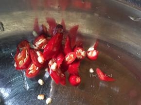 小红辣椒洗净切小

