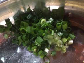 香葱洗净切成葱花
