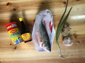 使用材料：鲈鱼1条，美极鲜鸡粉1匙，美极鲜味汁适量，生姜1块，蒜瓣4个，小红辣椒2个，食用油适量，香葱1棵
