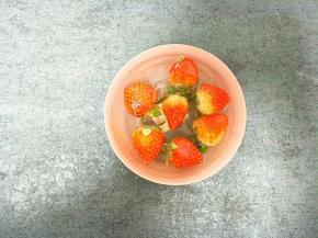 草莓用盐水泡一下