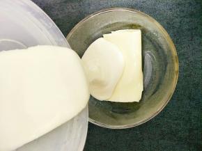 奶酪机倒入酸奶搅拌均匀