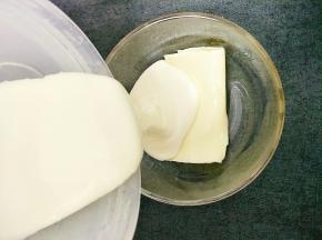 奶酪机倒入酸奶搅拌均匀