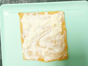 吐司上抹上酸奶奶酪酱