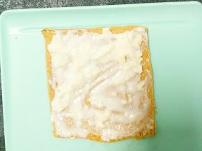 吐司上抹上酸奶奶酪酱