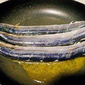 将秋刀鱼放入锅内