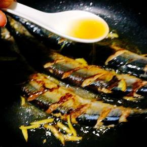 均匀的淋进料酒去腥