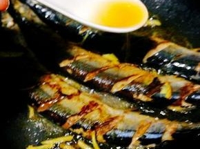 均匀的淋进料酒去腥