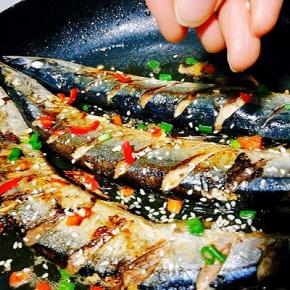 加入适量红辣椒，白芝麻，葱