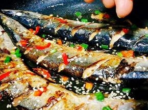 加入适量红辣椒，白芝麻，葱