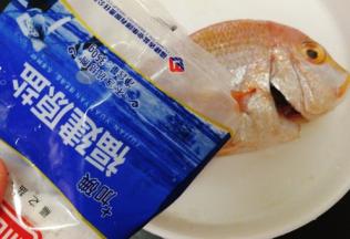 先用少量盐腌制一会儿