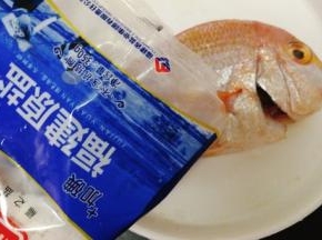 先用少量盐腌制一会儿