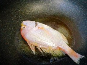 油烧热后放入鱼