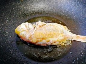 翻一面继续煎