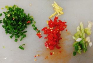 葱，姜，辣椒，（这里用的辣椒我纯粹点缀，会吃辣的友友们下一步爆香的可以加入）