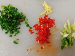 葱，姜，辣椒，（这里用的辣椒我纯粹点缀，会吃辣的友友们下一步爆香的可以加入）