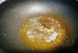 刚才煎鱼的油再次烧热