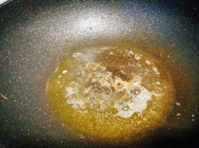 刚才煎鱼的油再次烧热