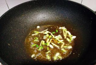 加入葱头，姜丝爆香